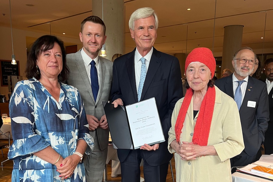 Presentation of the German Africa Foundation's honour award to the Aid by Trade Foundation. L. to right: Dr. Bärbel Kofler, MdB, Dr. Wolfgang Stefinger, MdB, Prof. Dr Michael Otto, Dr. Uschi Eid, President Deutsche Afrika Stiftung / German Africa Foundation; Credit: Deutsche Afrika Stiftung/German Africa FoundationPresentation of the German Africa Foundation's honour award to the Aid by Trade Foundation. L. to right: Dr. Bärbel Kofler, MdB, Dr. Wolfgang Stefinger, MdB, Prof. Dr Michael Otto, Dr. Uschi Eid, President Deutsche Afrika Stiftung / German Africa Foundation; © 2025  Deutsche Afrika Stiftung/German Africa Foundation