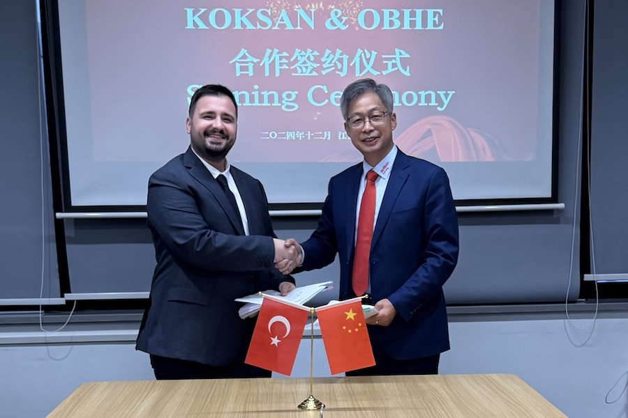 Martin Oruc Kutuk, General Manager of Köksan, and Zhong Ming, General Manager of Oerlikon Barmag Huiting Engineering (OBHE) at the signing ceremony of the contract © 2025 BARMAG