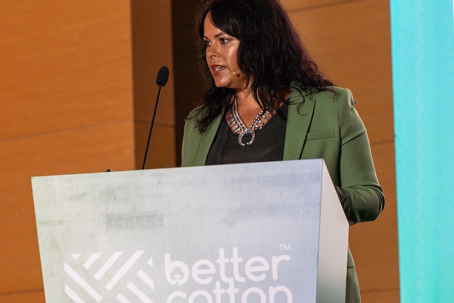 Photo credit: Better Cotton/Evronas. Location: ?zmir, Türkiye, 2025. Description: Eva Benavidez Clayton, Senior Director of Demand and Engagement at Better Cotton, speaking at the Better Cotton Conference 2025.
