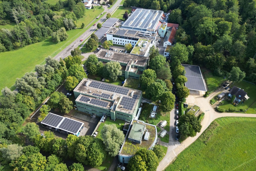 The DITF has equipped the building roofs and the carports erected for this purpose with solar panels. <br />
 © 2025 Photo: Stadtwerke Esslingen