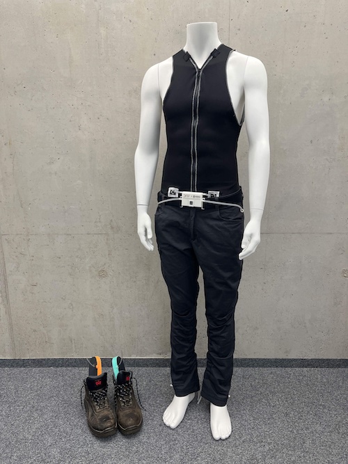 Demonstrator featuring insoles that function as pneumatic air compressors, pants with an integrated air conduit, a top with air-conducting structures for climate control, and a belt buckle to separate the pants from the top. Photo: DITF © 2026