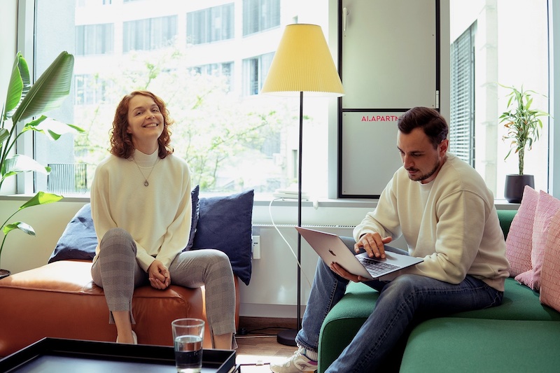 Yevgeniya Nedilko, Cluster Lead Operational Excellence and KM.ON Marketing Manager Mark Thomas © 2024 KARL MAYER GROUP