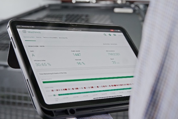 Welcome to the modern world of circular knitting machines: The machines can now be controlled via tablet. © 2025 Mayer & Cie.