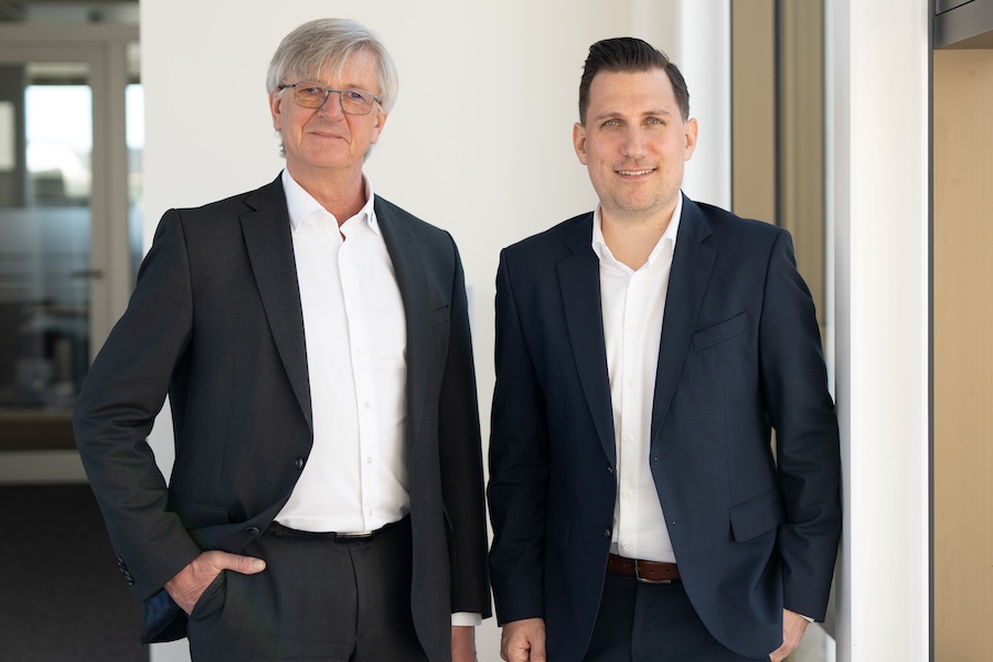 Philipp Ebbinghaus (CEO) (right side) and Dr. Ulrich Hornfeck (CCO) announcing significant investments. (Photo: © 2026 Sandler AG/Fotostudio Schwarzenbach)
