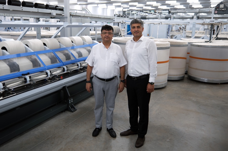From left to right: Erhan Tenekeci (General Manager Zirve Tekstil) and Ahmet Öztürkmen (Trützschler Türkiye Sales Engineer). © 2026 Trützschler
