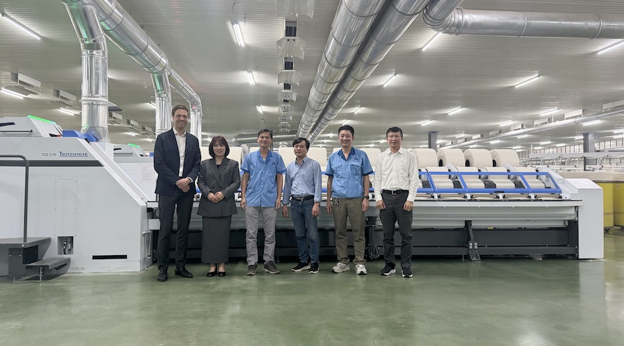 From left to right: Benjamin Mund (Regional Sales Manager at Trützschler), Do Thi Lan Phuong (Director of Tra Ly), Nguyen Van Trai (Equipment Coordinator at Tra Ly), Nguyen Van Binh (Trützschler Technician), Do Manh Nhan (Mill Manager) and Dinh Van Loi (Trützschler Sales Agent) © 2025 Trützschler