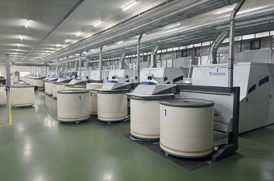 Traly operates numerous Trützschler carding machines. Recently, the TC 19i completed<br />
Tra Ly’s portfolio © 2025 Trützschler