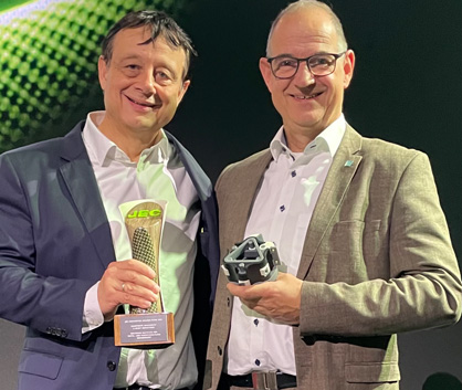 Hermann Finckh (DITF) and Andreas Kisselbach (Leitz GmbH & Co. KG) presenting the JEC Composites Innovation Award. (c) 2024 Leitz
