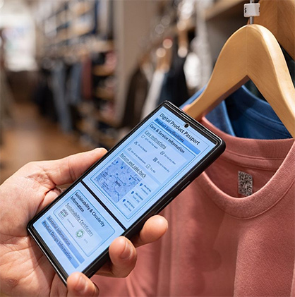 © Nadine Glad<br />
QR codes help consumers understand how their products were made and how they can be repaired.