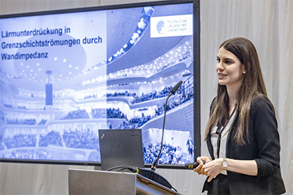 Prize winner Lara De Broeck presenting her Master's thesis © 2023 Lindauer DORNIER